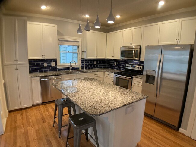 Foto del edificio - End Unit 3 Bedroom Townhome in Popular Woo...