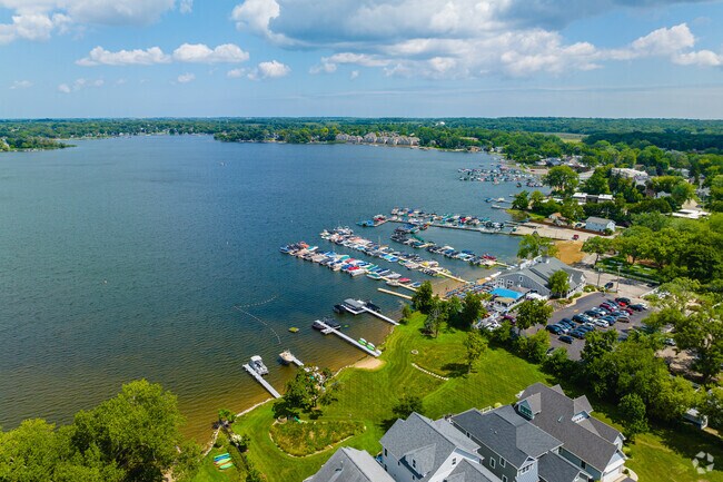 Built around the beautiful Bangs Lake, the village of Wauconda is a community-oriented town.