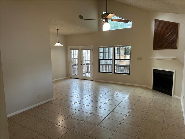 Foto del edificio - 7107 Silver Dale Dr