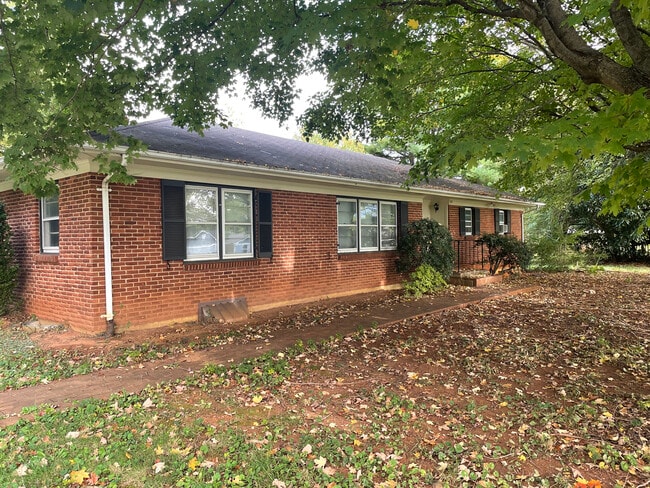 Building Photo - 1240 Burnbridge Rd