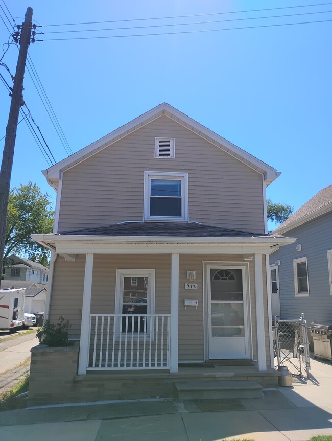 Building Photo - 912 Elm St