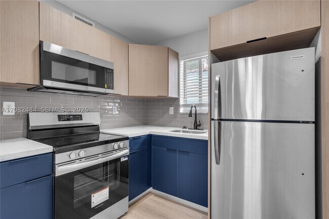 Foto del edificio - 560 NE 63rd St