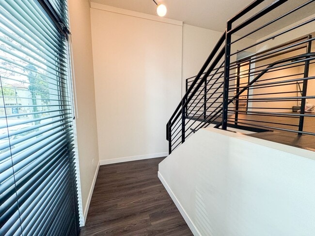 Building Photo - Little Italy Updated Townhome Style 2Bed 2...