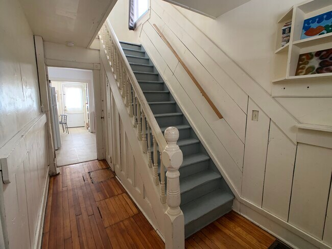 Entry hall /stairs - 35 S Chestnut St
