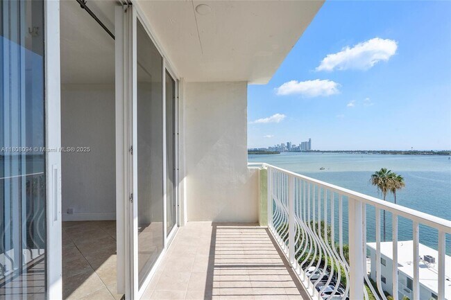 Foto del edificio - 10350 W Bay Harbor Dr
