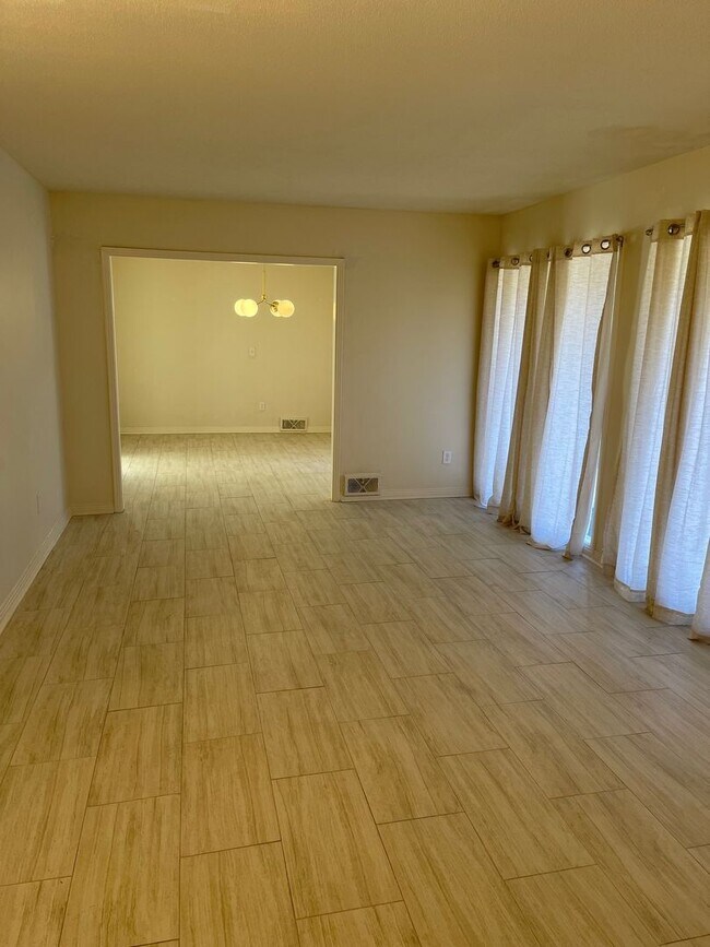 Foto del edificio - Wonderful 4 bed 3 bath home in East Memphis