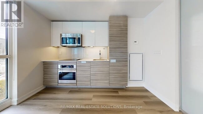 Building Photo - 210 Simcoe St