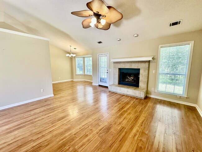 Foto del edificio - Rivers End Three Bedroom Home with a Fence...