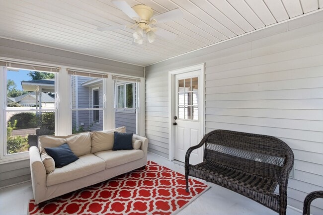 Building Photo - 3 Bed/2 Bath Home Available in April!