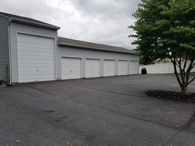 One Garage Included in Rent - 2013 Linden St