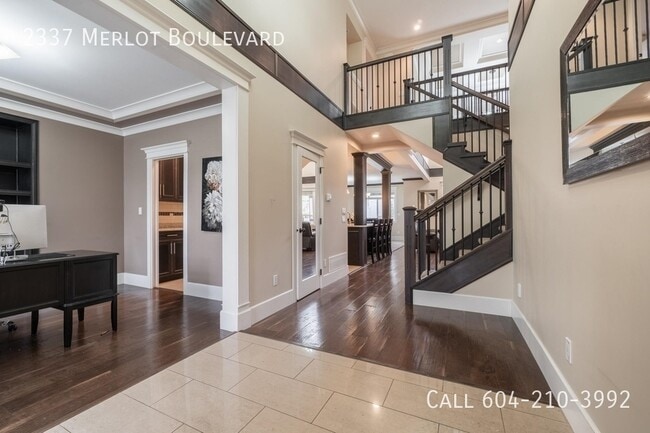 Building Photo - Perfect Home for Hockey Fans