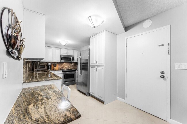 Foto del edificio - 3215 S Ocean Blvd