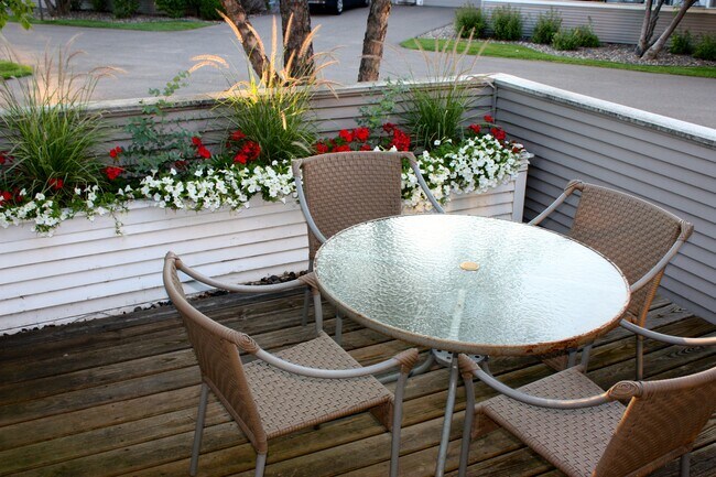 ¡Patio con jardinera para cultivar verduras o flores! - 15805 24th Ave N.