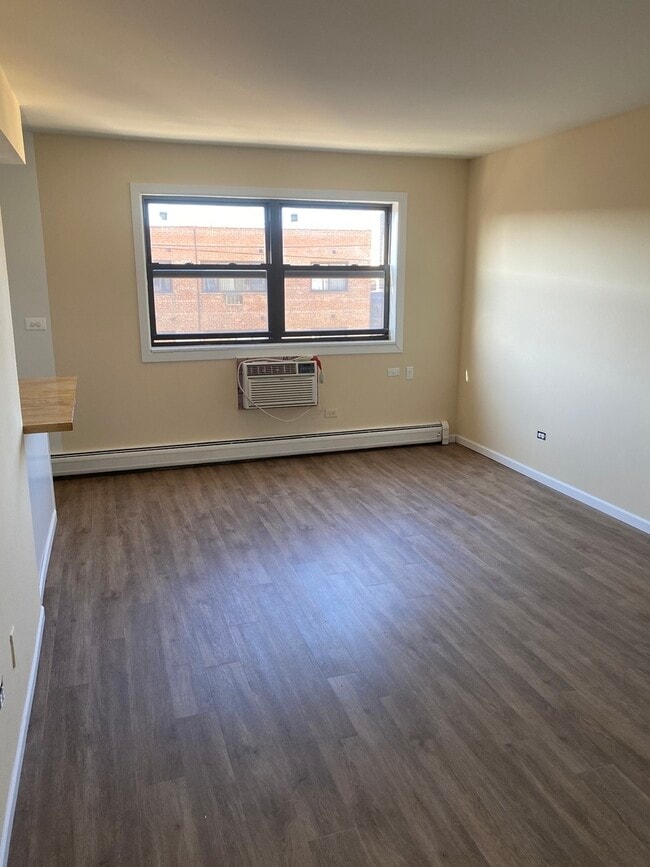 Building Photo - 6030 N Kenmore Ave