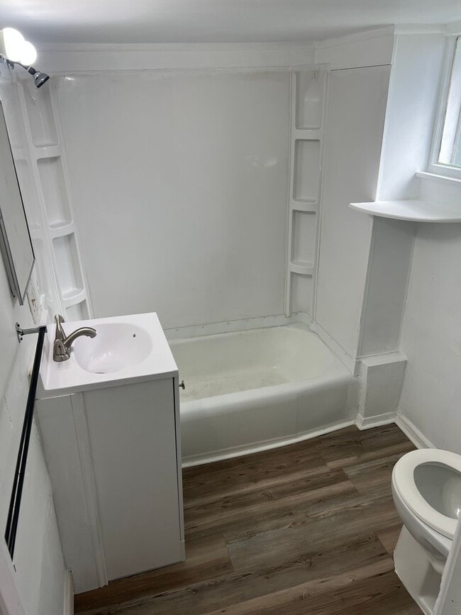 Foto del edificio - 2 bed 1 bath on quite street