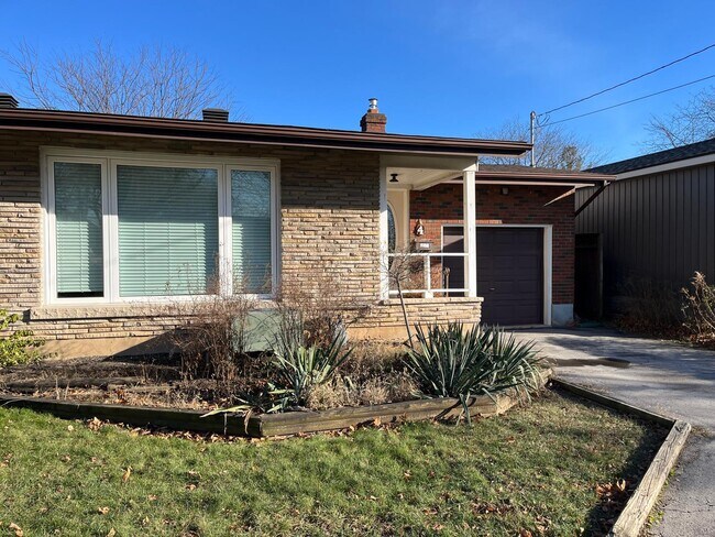 Photo du bâtiment - Newly Renovated, Spacious Main-Floor Unit ...