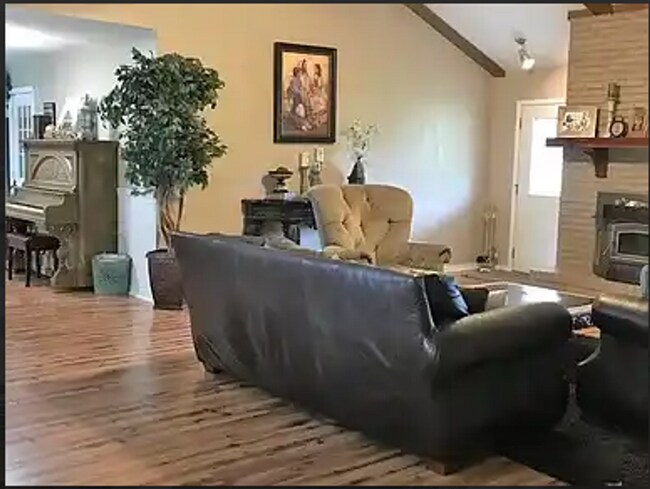Foto del edificio - Charming 3 Bed, 2 Bath Home with New Floor...