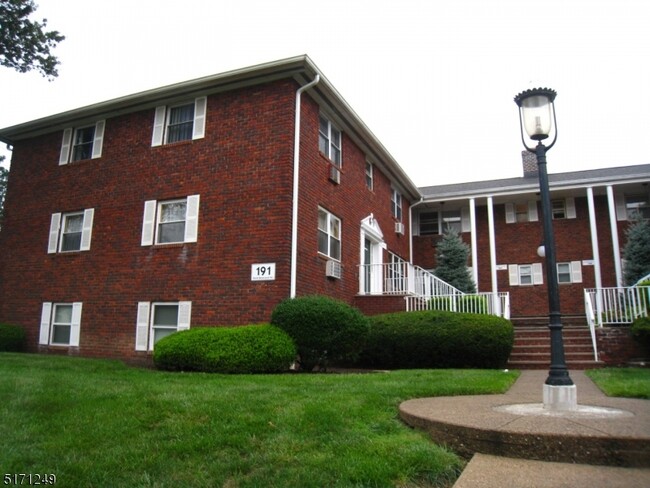 Building Photo - 191 N Beverwyck Rd