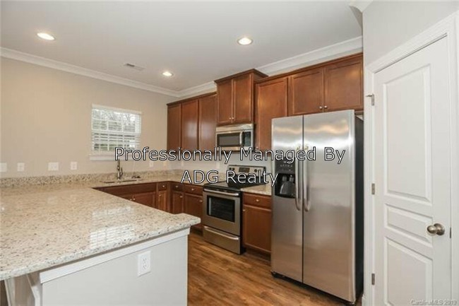 Building Photo - 316 Halton Crossing Dr SW