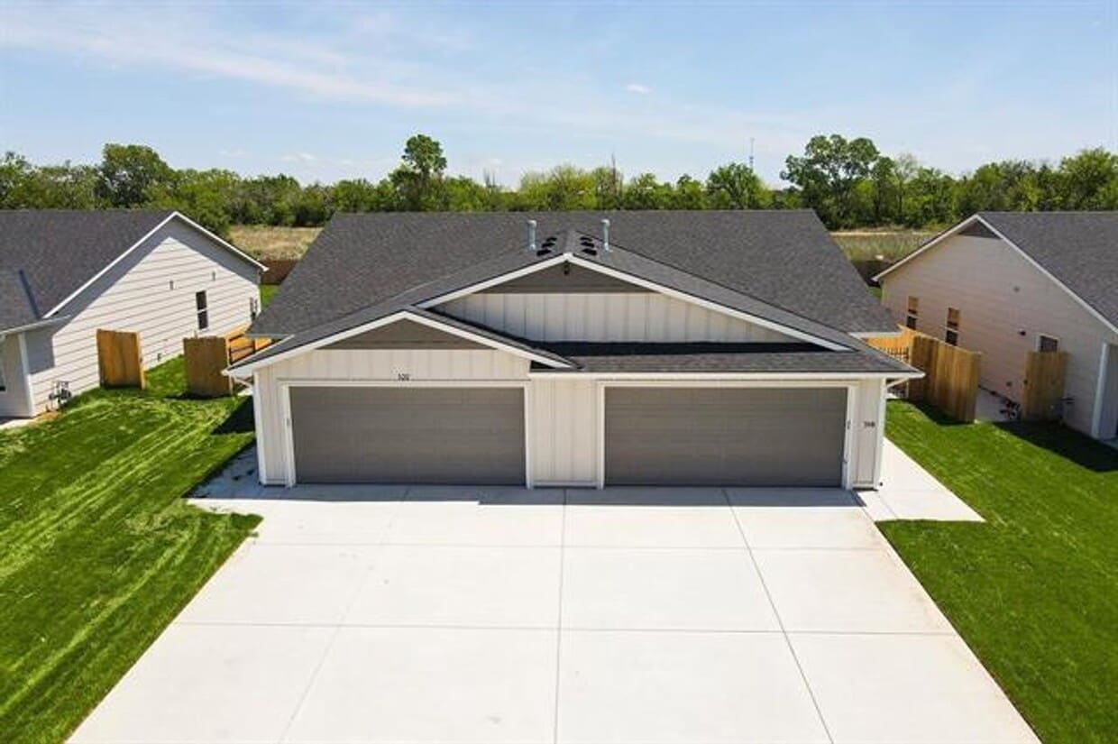 Foto principal - 518-520 W. 50th Ct. S.