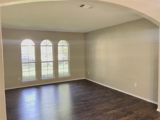 Building Photo - 2609 Misty Glen Dr