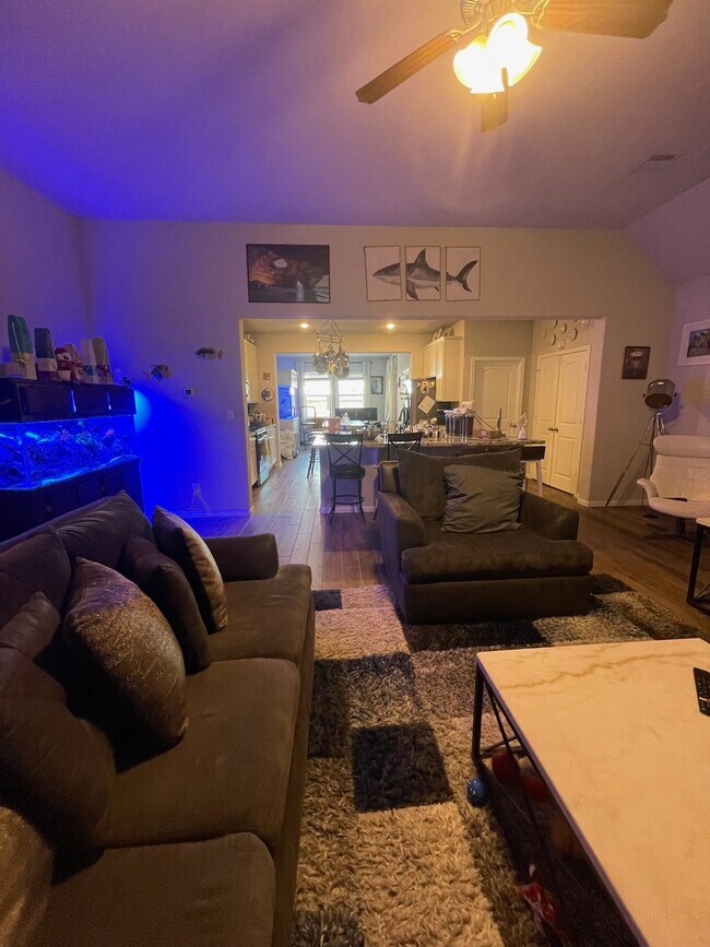 Building Photo - 14007 S River Dr
