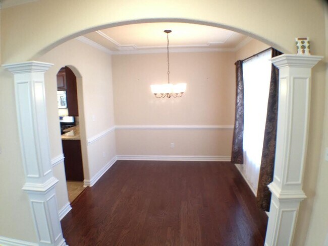 Building Photo - Spacious 4-bedroom, 3-bathroom home in Che...
