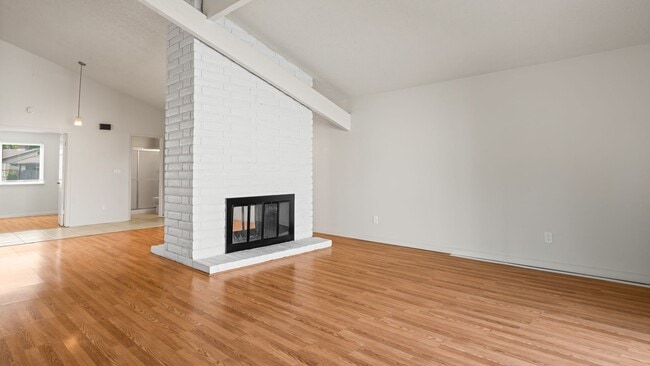 Building Photo - Woodcreek Cutie! 2bedroom 2bathroom