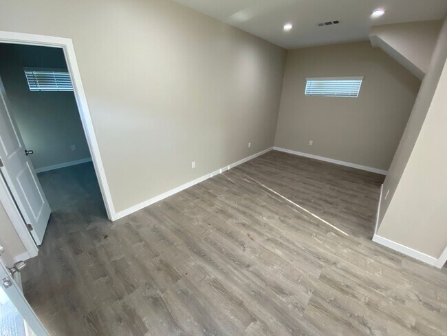 Building Photo - 4BD/2BA with a Balcony!