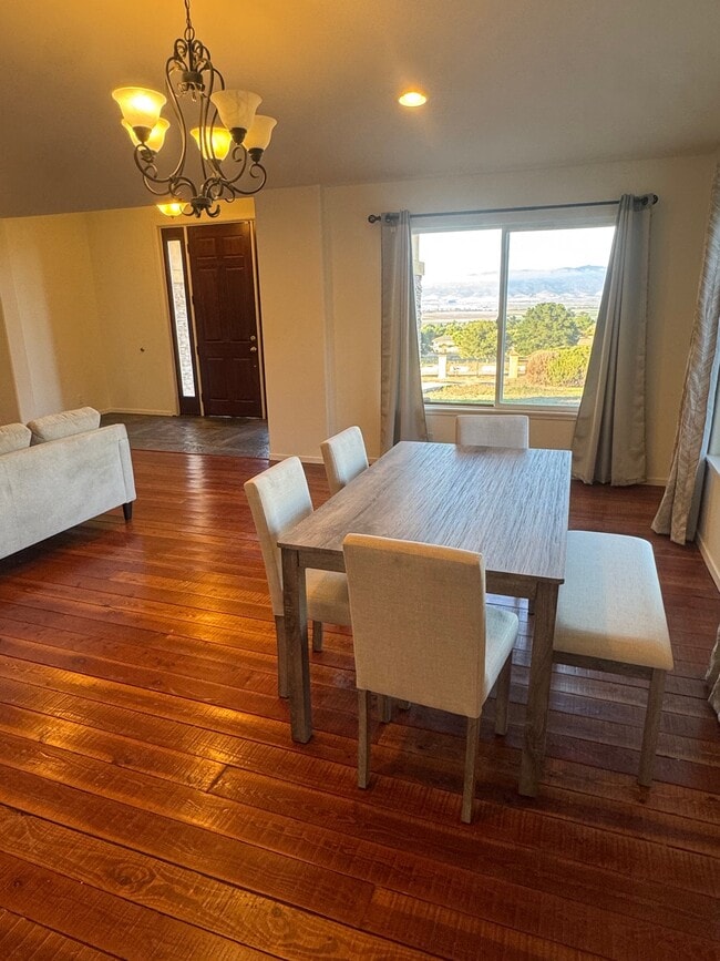 Foto del edificio - 300 Mesa Rd