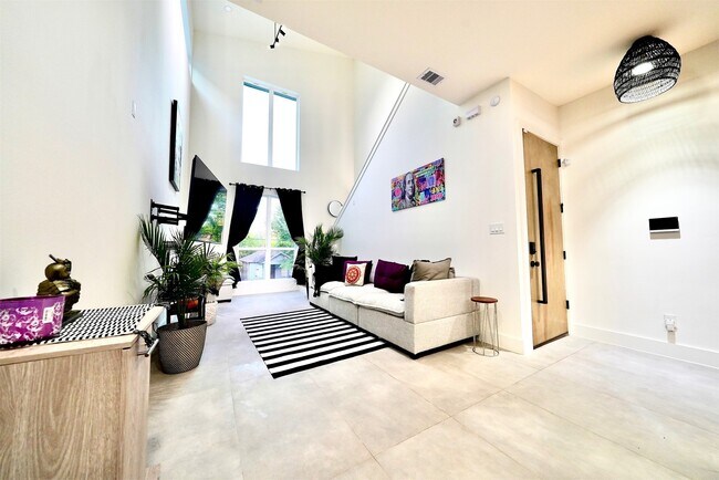 Building Photo - 2205 Staples St