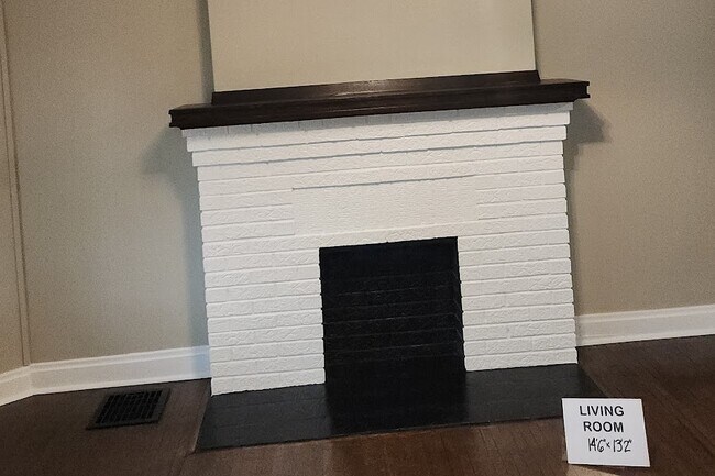 Chimenea en la sala de estar - 43 N Roys Ave