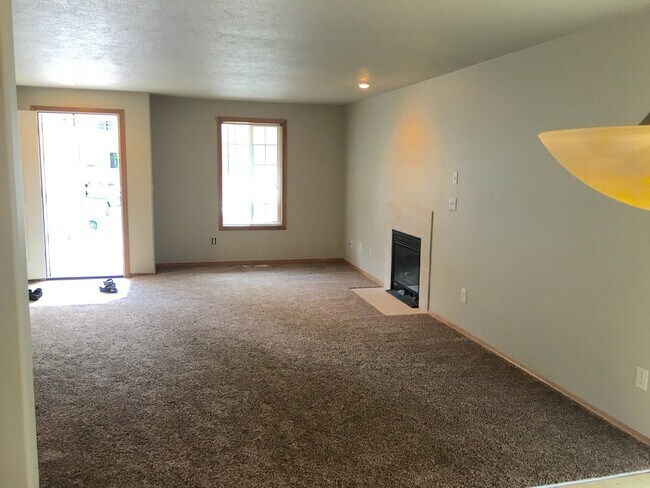 Building Photo - Beautiful 4 Bedroom 2.5 Bath Home!