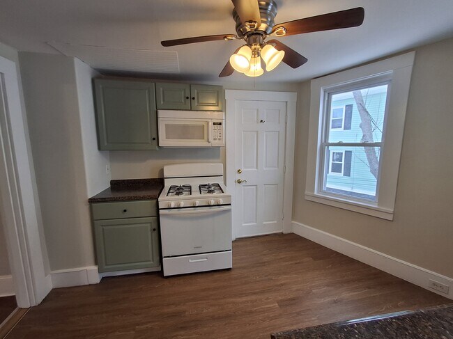 La puerta en esta foto conduce a las escaleras traseras. - 13 Mulberry St