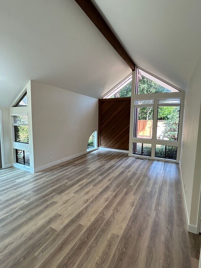 Building Photo - Remodeled 3-Bedroom Home in the Heart of M...