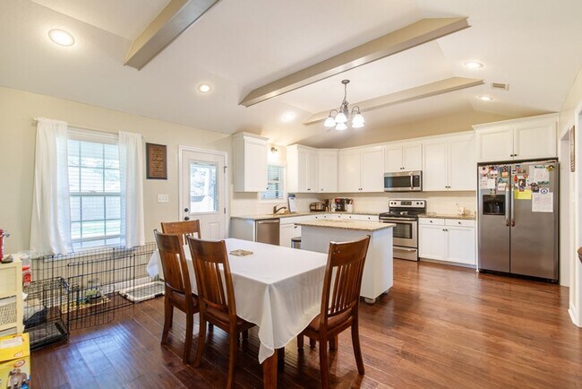 Foto del edificio - Modern 4-Bedroom Home with Screened Porch ...