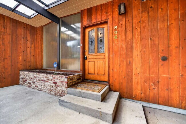 Building Photo - Cool Retro Rambler with daylight basement.  3 bedrooms 2 bathrooms. Beautiful West Kent Valley Vi...