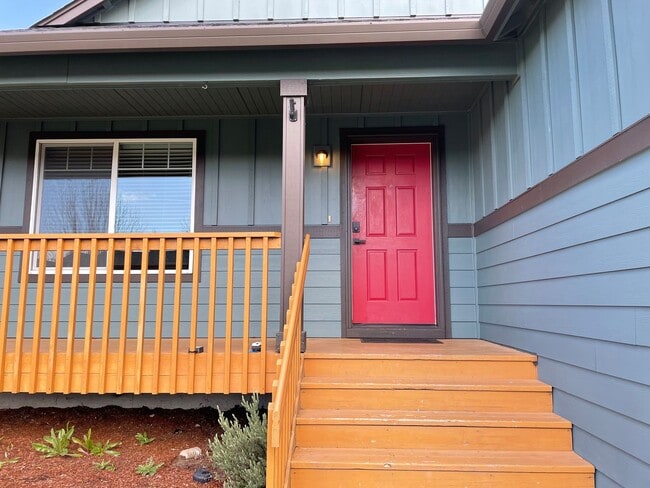 Foto del edificio - CHARMING Ranch-Style Home in Ridgefield, WA! 3 Bedrooms & 2 Baths! Walk-In Closet! Spacious Floor...