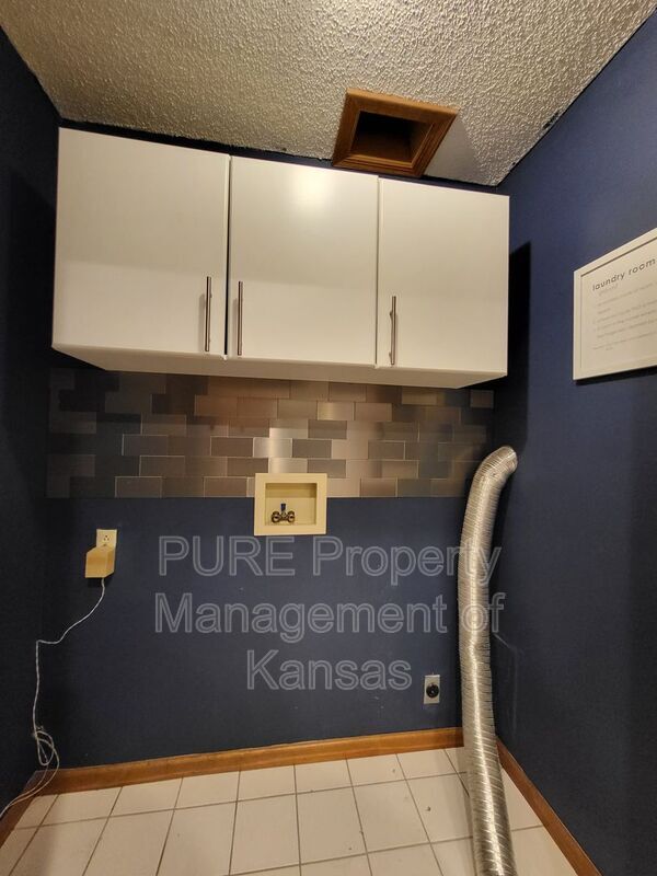 Building Photo - 3004 University Dr