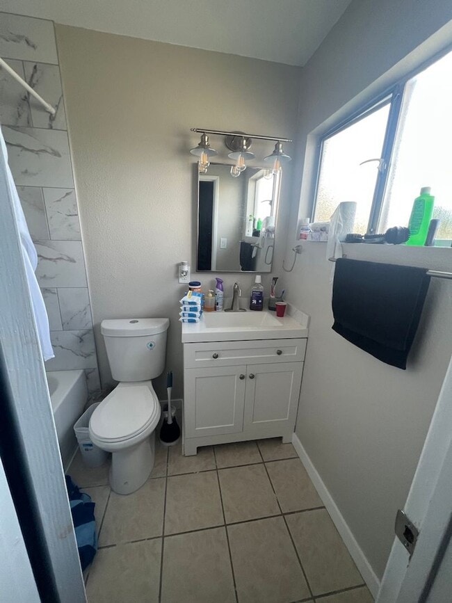 Foto del edificio - 6 Bedroom 3 Bathroom House on Corner lot- LARGE ROOMS