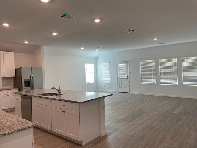 Building Photo - Instant Hot Water / Fridge / LARGE Backyar...