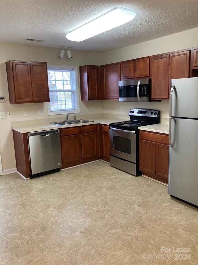 Building Photo - 1613 Oak Leaf Dr NW