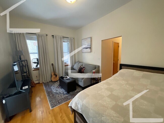 Foto del edificio - 228 Chestnut Hill Ave