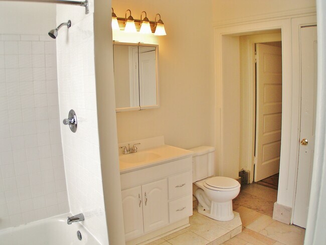 Foto del edificio - Huge top floor two bedroom in Bolton Hill