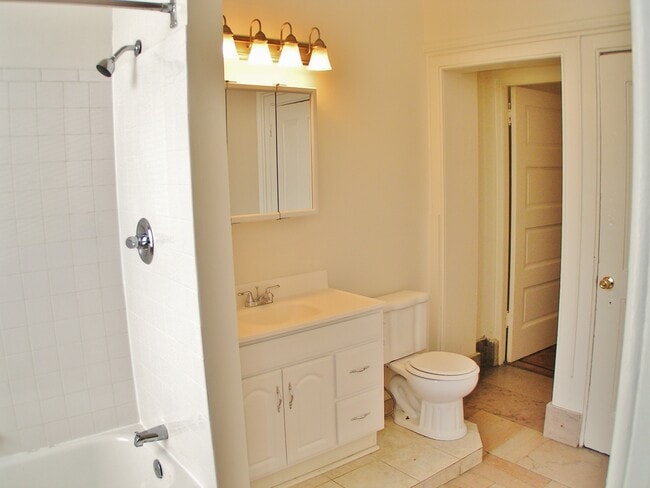 Building Photo - Huge top floor two bedroom in Bolton Hill