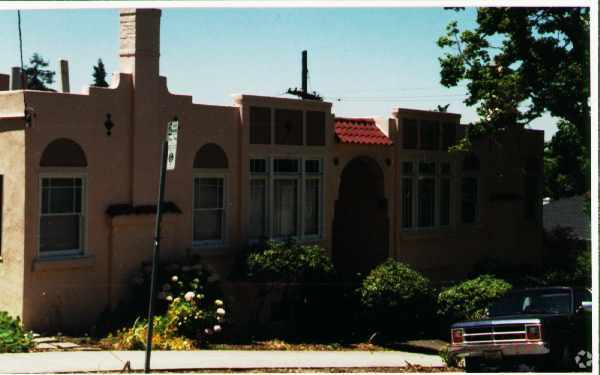 Building Photo - 2404 Cedar St