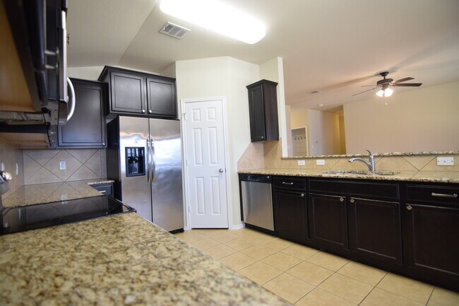Foto del edificio - 4903 Green Meadow St