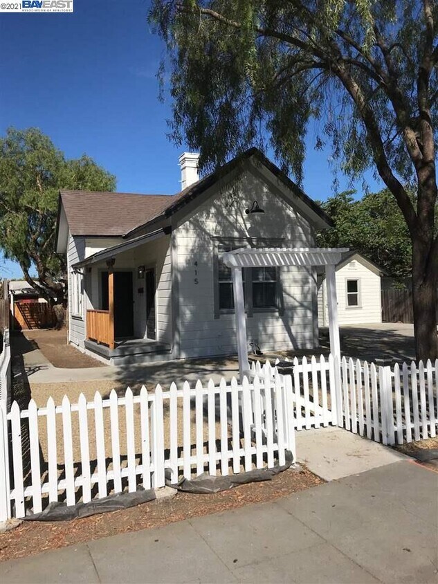 Primary Photo - 415 N Livermore Ave
