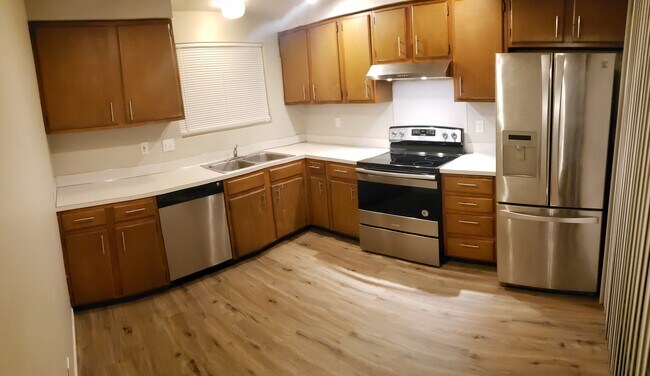 KITCHEN - 17325 Stone Ct N