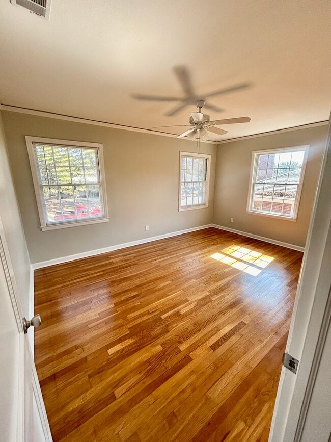 Building Photo - Charming Upstairs Unit - Steps from Habers...